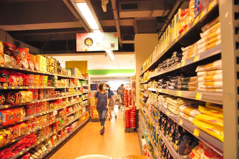 9 Grocery Aisle Impostors: What Dietitians Actually Buy (and What They Leave on the Shelf)